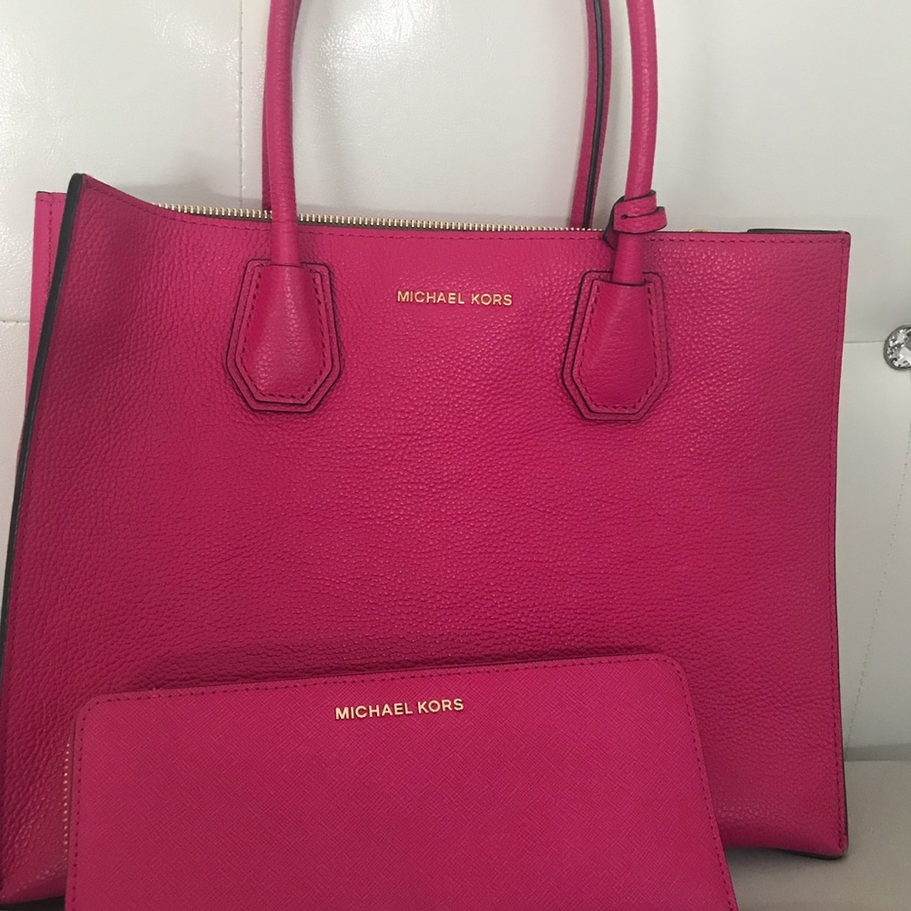 Michael Kors Bag. Pink and wallet. - Picture 3 of 6